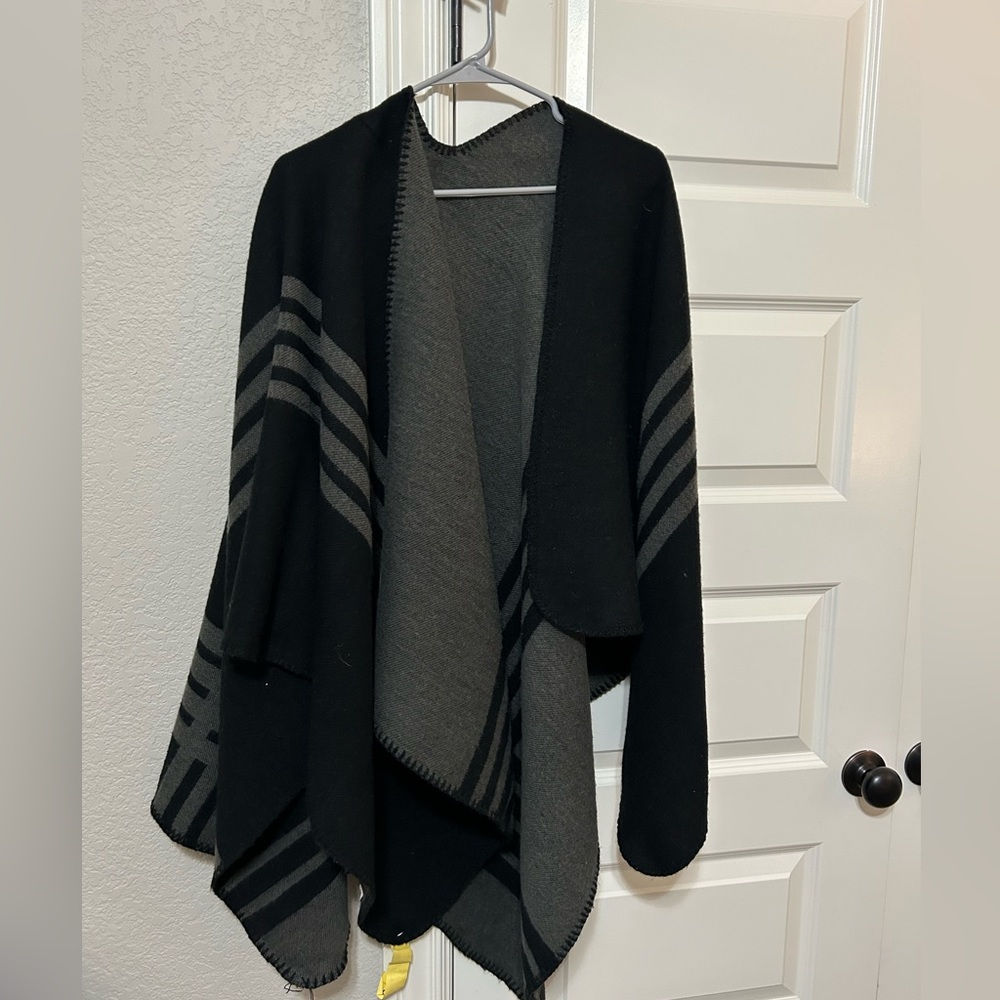 BB DAKOTA reversible wrap!  Dry cleaned and ready to go!!